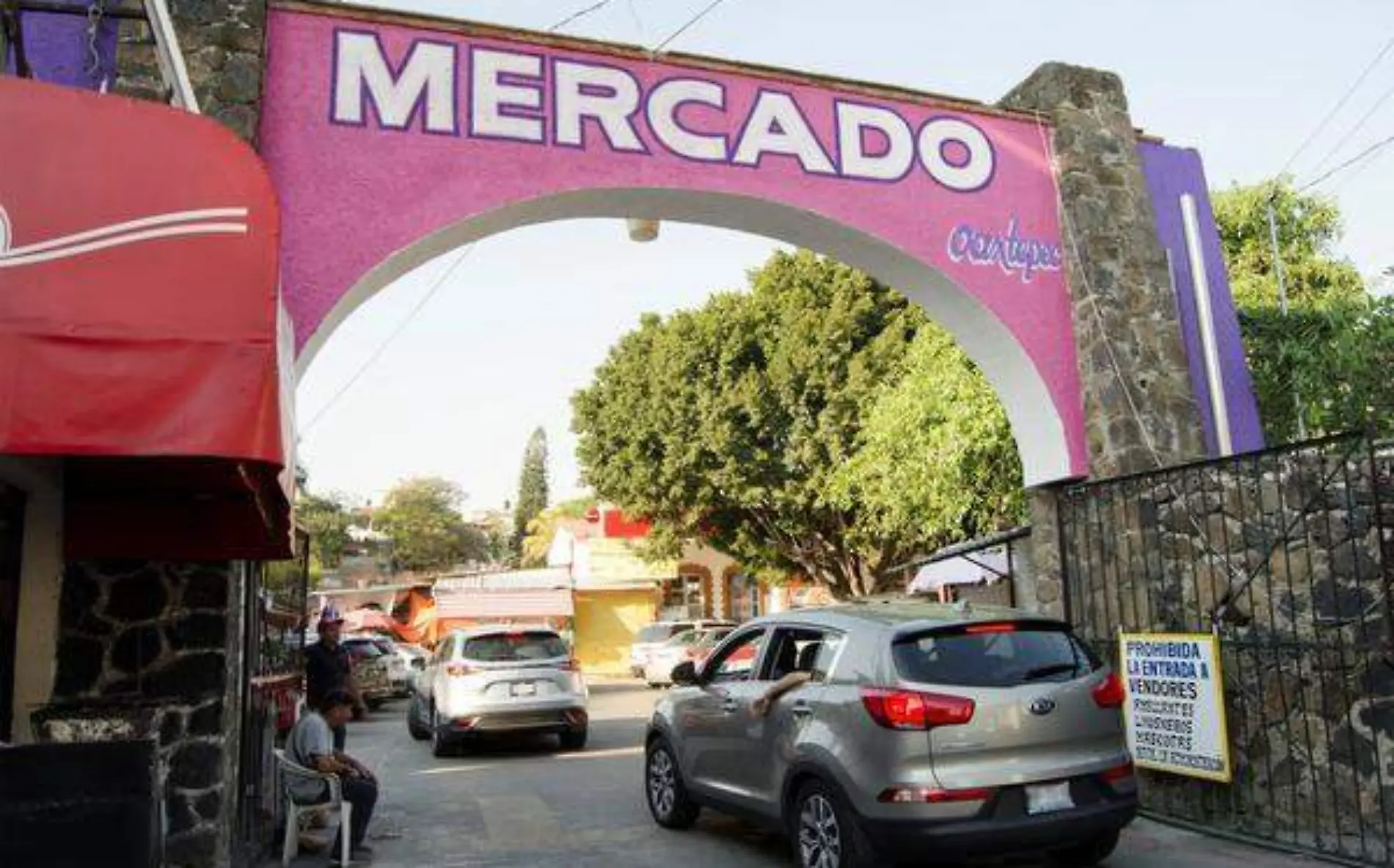 3 El mercado de Oaxtepec después del sismo de 2017. Se destruyó la primera nave. La construcción del lado izquierdo superior con arcos de ladrillo era parte del antiguo preescolar.